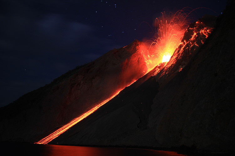 Strombolianische Eruption am Batu Tara