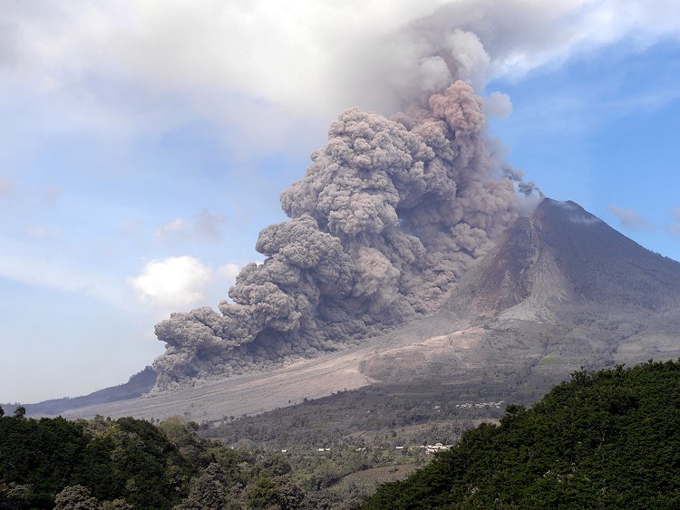 Вулкан дискавери. Пирокластический поток вулкана. Пинатубо извержение 1991. Вулкан Пинатубо. Извержение пепловых потоков.