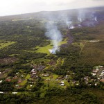 DerLavastrom steht vor Pahoa. © HVO