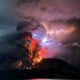 Ruang eruptiert hochaufsteigende Aschewolken
