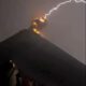 Fuego: Blitz trifft Aschewolke