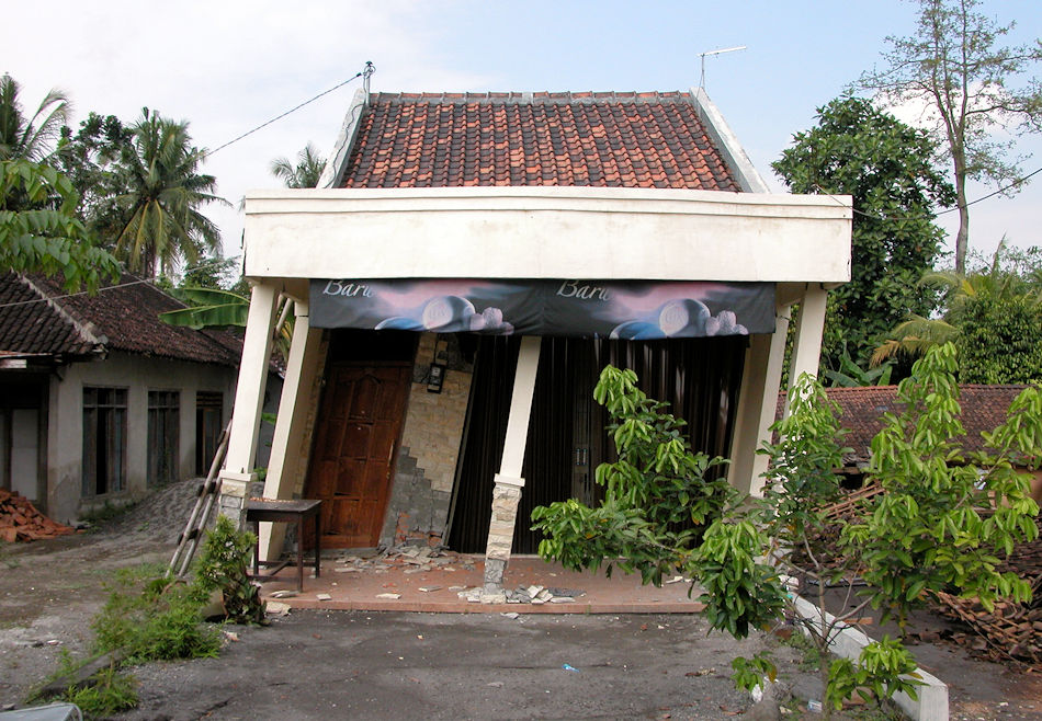 Haus nach Erdbeben in Indonesien. © Marc Szeglat model