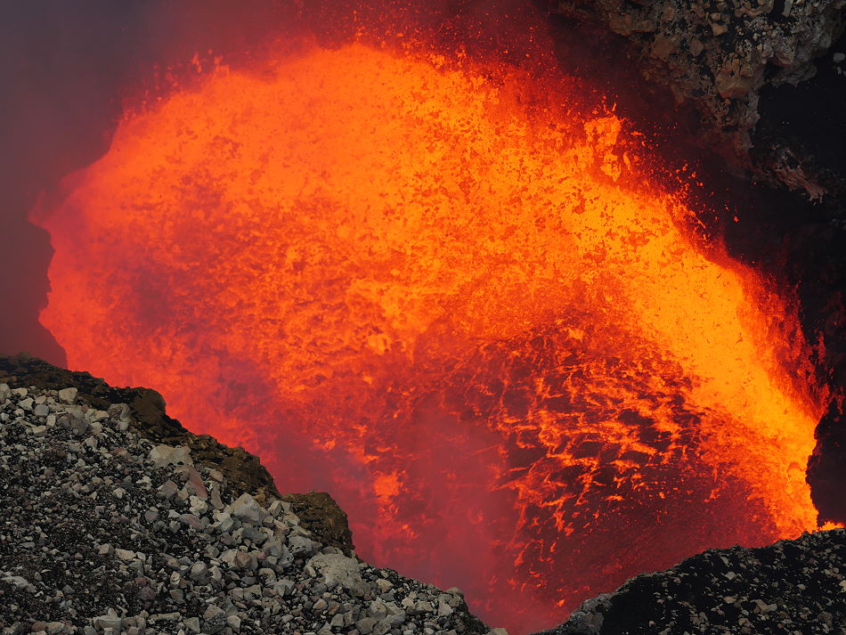 Lavasee im Krater des Masaya. Lava ist Magma minus Gas und sieht so aus wie Magma. © Marc Szeglat Steinfalte