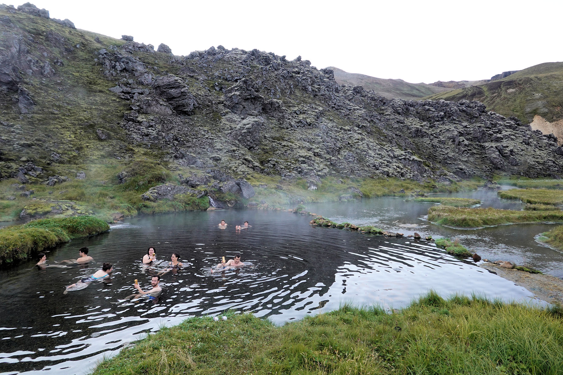 Menschen baden im warmen Wassers eines Geothermalkraftwerkes. Island