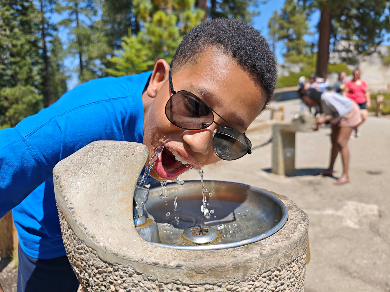 Leroy trink am Brunnen