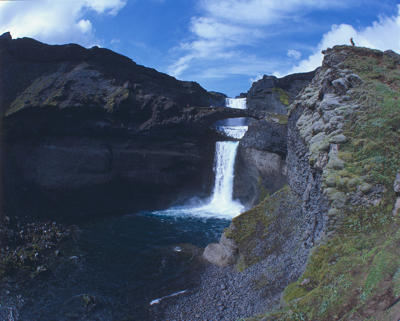 Der Natursteinbogen Ofaerufoss. ©Christian Bickel ofaerufoss