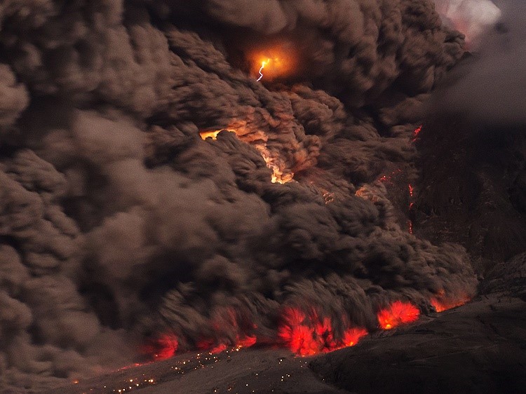 Pyroklastischer Strom am Sinabung