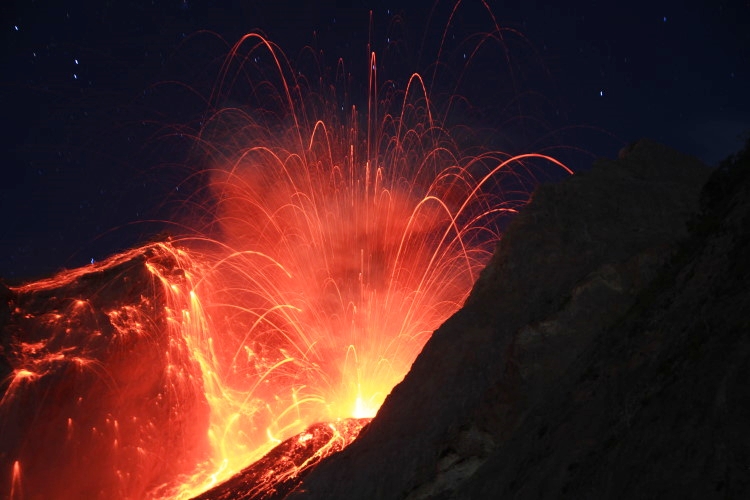 Strombolianische Eruption am Batu Tara
