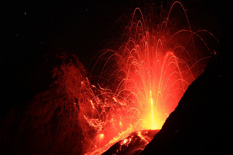 Strombolianische Eruption am Batu Tara