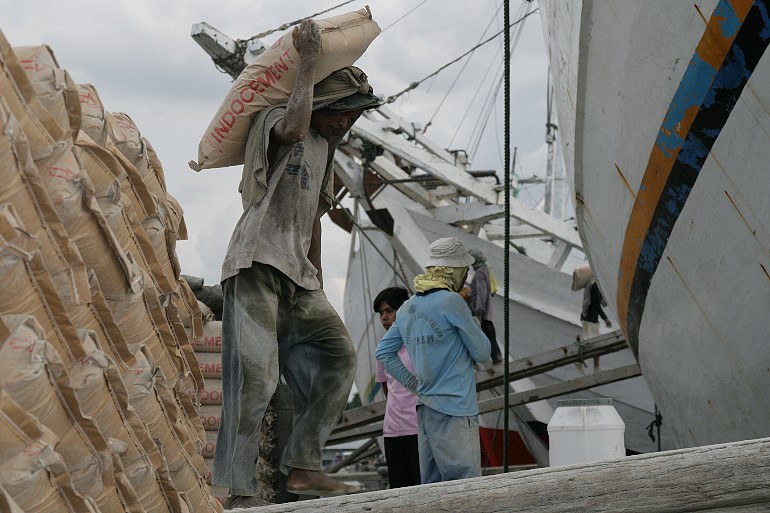 Arbeiter im Alten Hafen von Jakarta