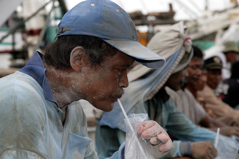 Arbeiter im Alten Hafen von Jakarta