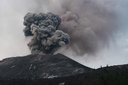 Ascheeruption am Krakatau