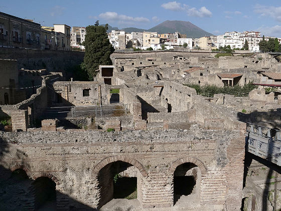 Blick über Herculaneum mit Vesuv im Hintergrund