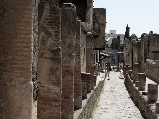 Herculaneum mit Vesuv im Hintergrund