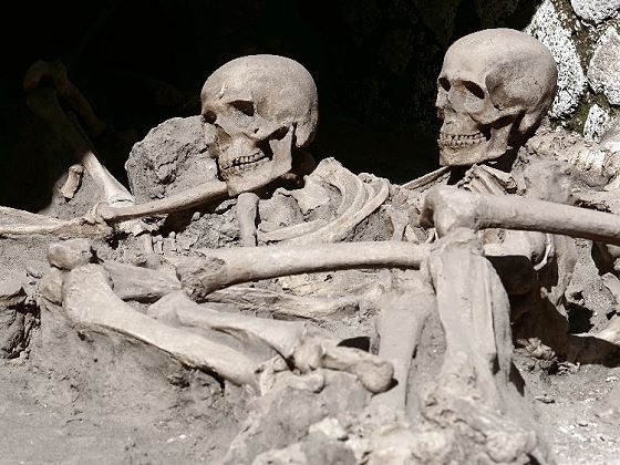 Blick über Herculaneum mit Vesuv im Hintergrund