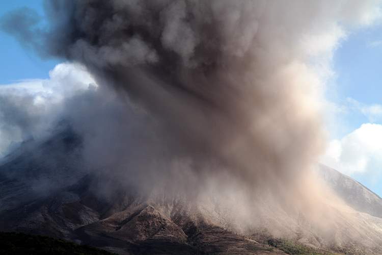 Pyroklastischer Strom wirbelt Asche