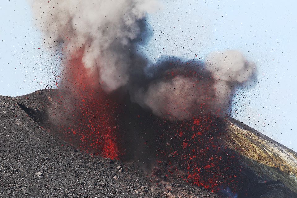 Eine starke strombolianische Eruption