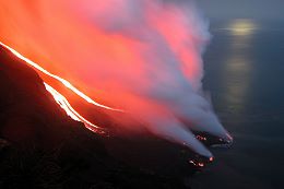 Lava fließt ins Meer