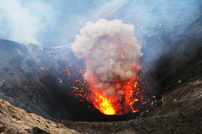 Strombolianische Eruption im SW-Krater