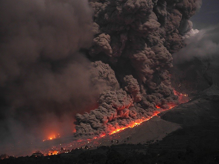 Pyroklastischer Strom am Sinabung