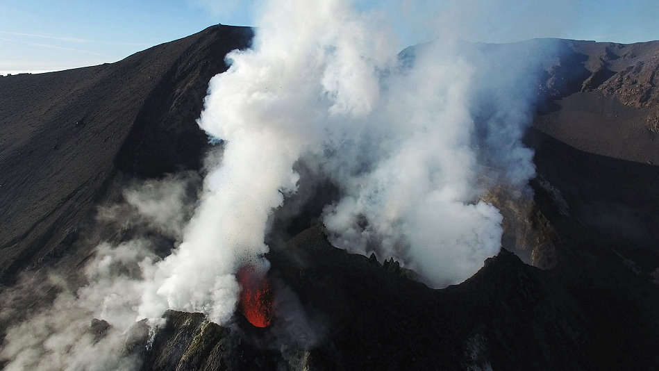 Strombolianische Eruption am Batu Tara